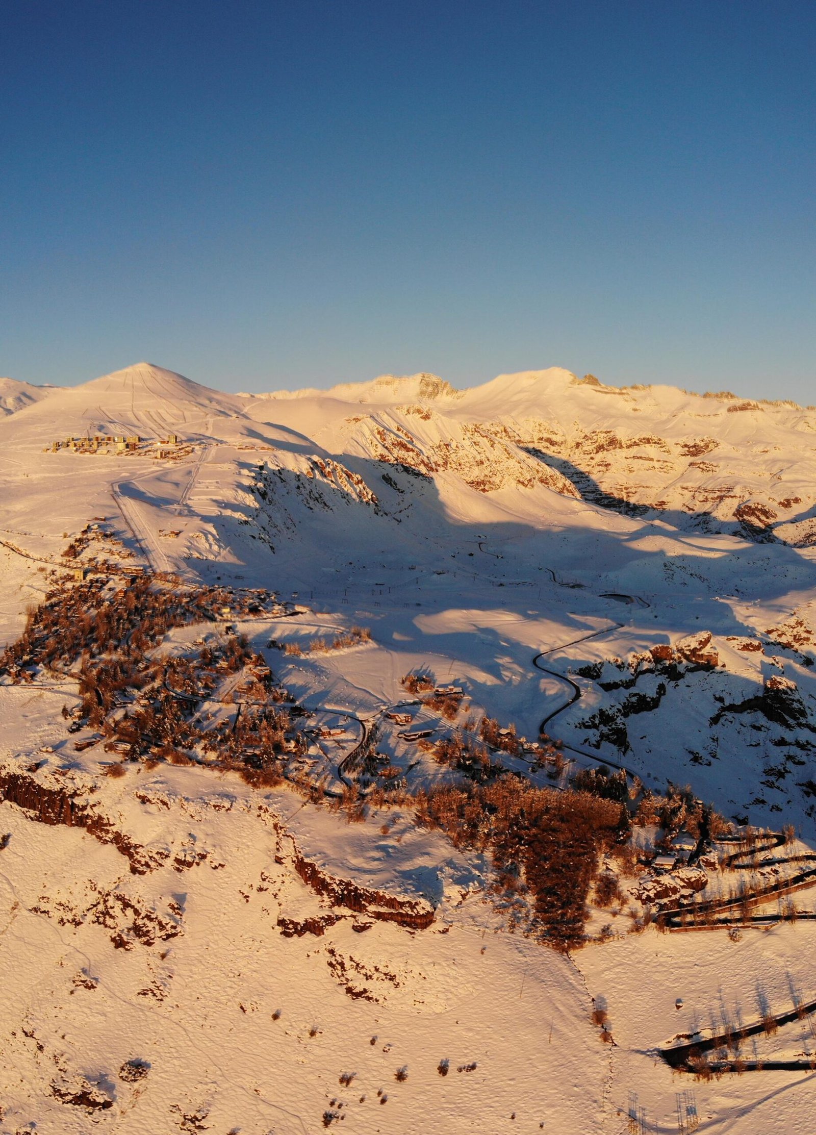 🎶🏔️ Farellones vibró con su Festival de Montaña 2025. Hablamos con Alejandra Valdés sobre la magia del evento y cómo la cultura está transformando la vida en la cordillera. ✨
